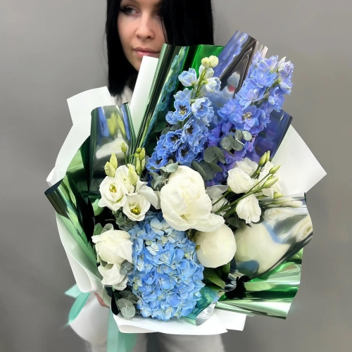 Букет из голубого дельфиниума, гортензии, пионов и эустомы в Хотьково