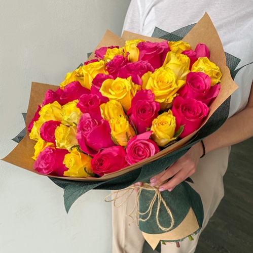 Букет из 51 малиновой и лимонной розы (40 см) в Хотьково