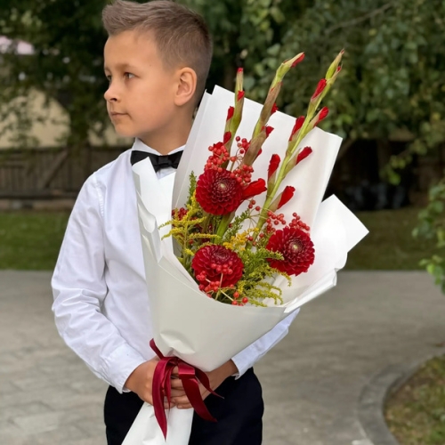 Букет на 1 сентября с красными гладиолусами, георгинами и калиной в Хотьково