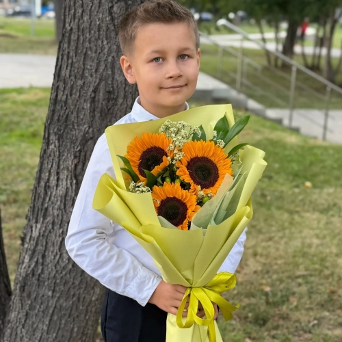Букет на 1 сентября из 3 подсолнухов и лимониума в Хотьково