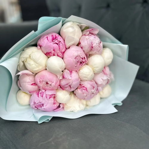 Микс из 19 бело-розовых пионов в Хотьково