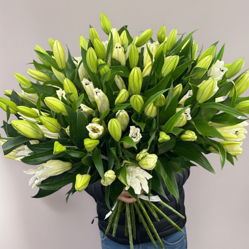 Объемный букет из 27 ароматных белых лилий в Хотьково