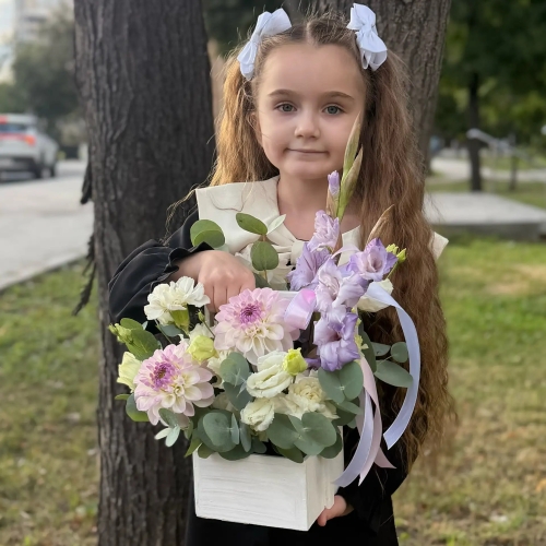 Композиция с георгинами на 1 сентября в белом ящике в Хотьково
