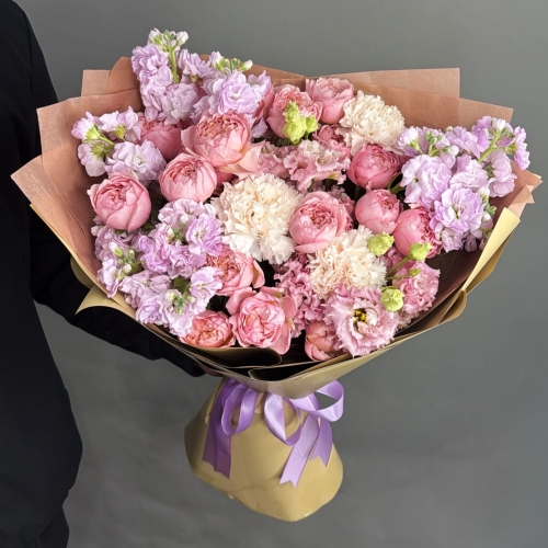 Букет "Амели" из ароматных маттиол, пионовидных кустовых роз Джульетта  эустом и диантусов в Хотьково