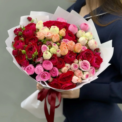 Букет из 15 разноцветных веток кустовых роз в Хотьково