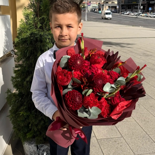 Букет с георгинами, розами и леукадендроном в Хотьково