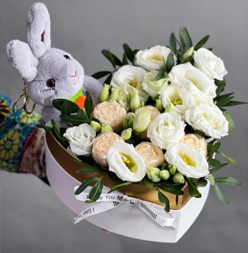 Композиция в коробке сердца из шоколадных пионов и эустом в Хотьково